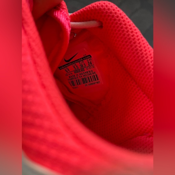 Nike Hot Pink Roshe Run Running Shoe glow in the dark - Youth 6 or women’s 7.5 - Picture 5 of 7